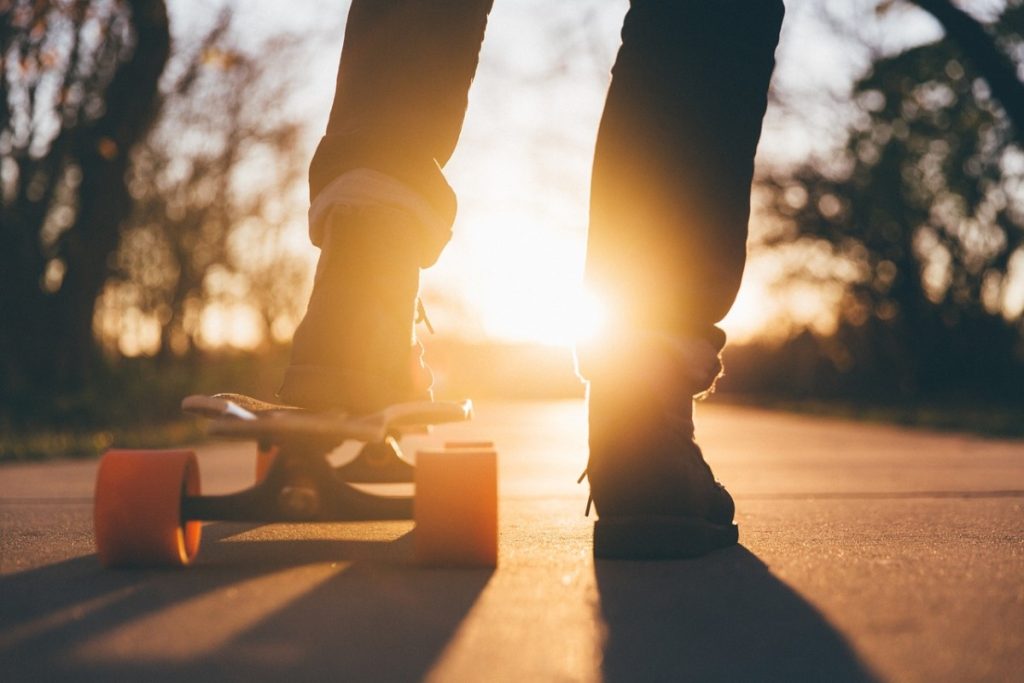 Skateboarder im Sonnenuntergang