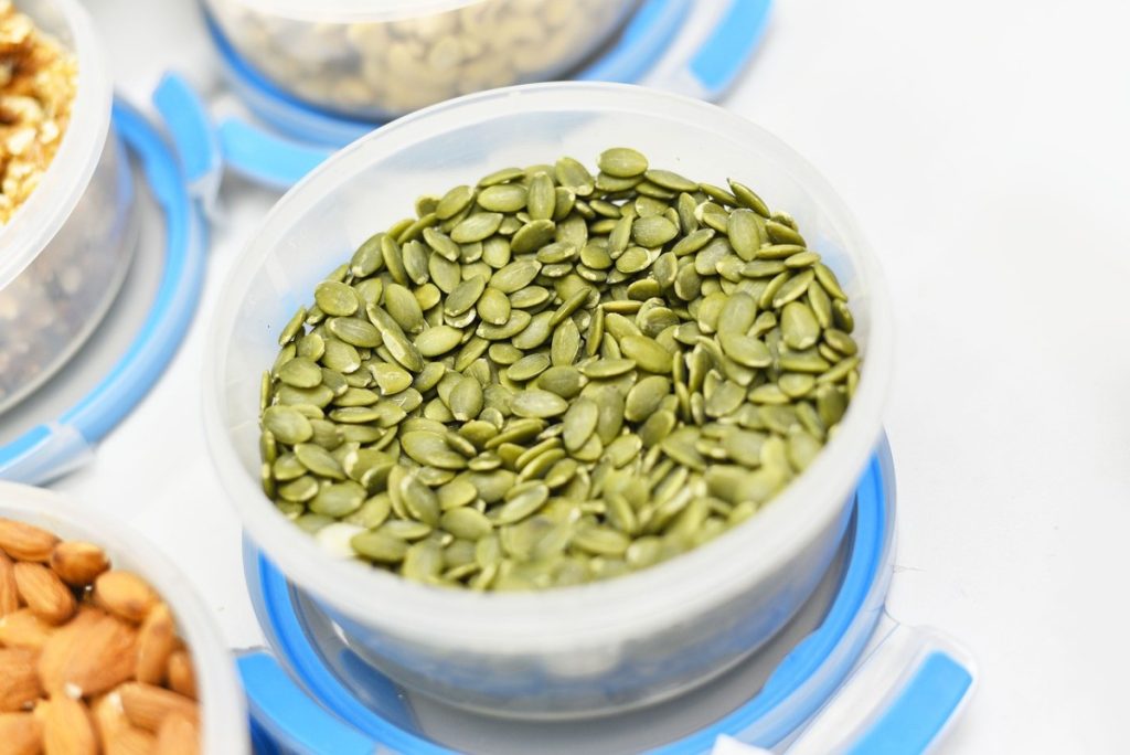 Schüssel mit grünen Kürbiskernen