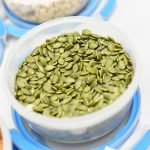 Schüssel mit grünen Kürbiskernen